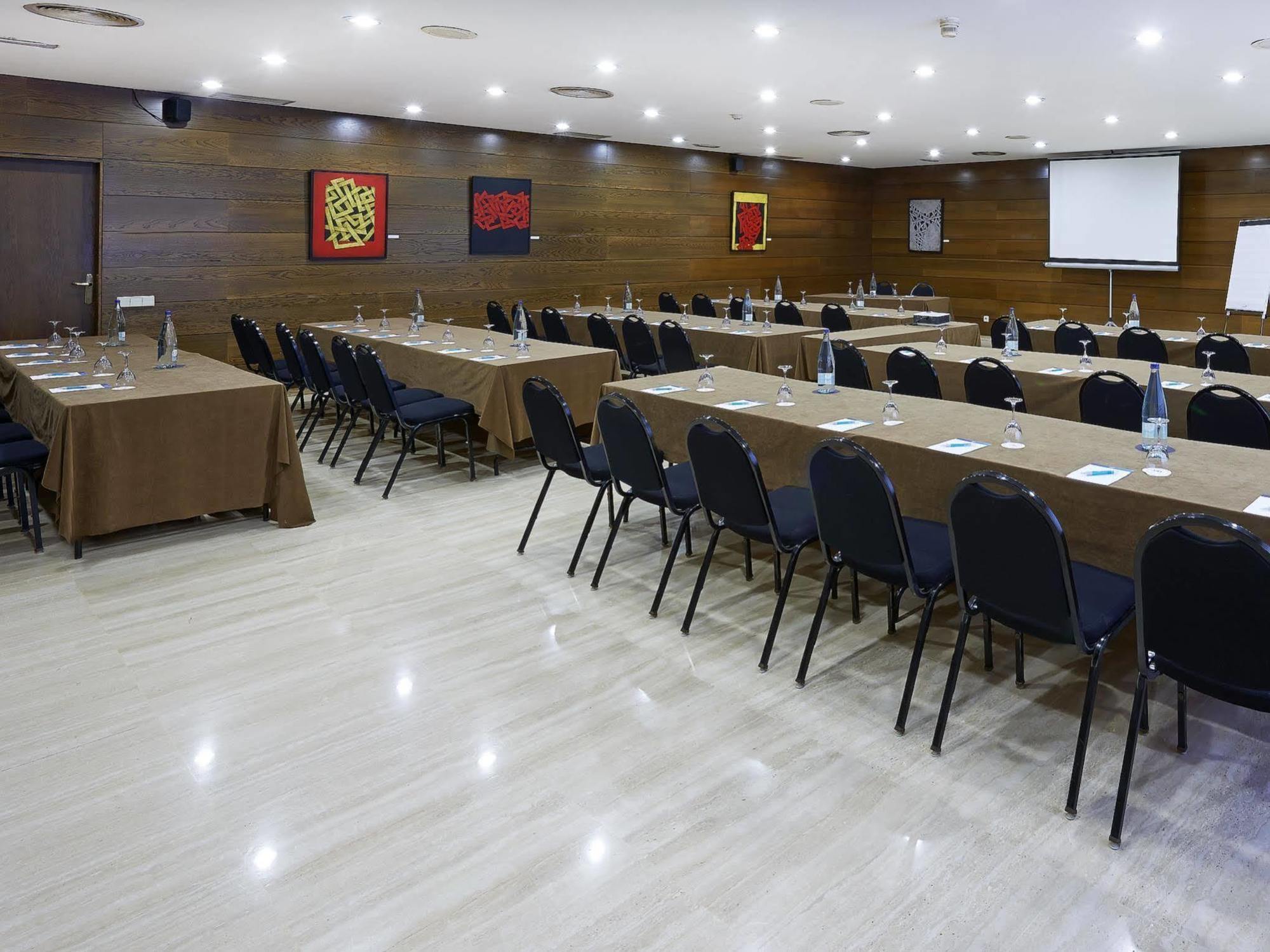 Up Rooms Vic Hotel מראה חיצוני תמונה
