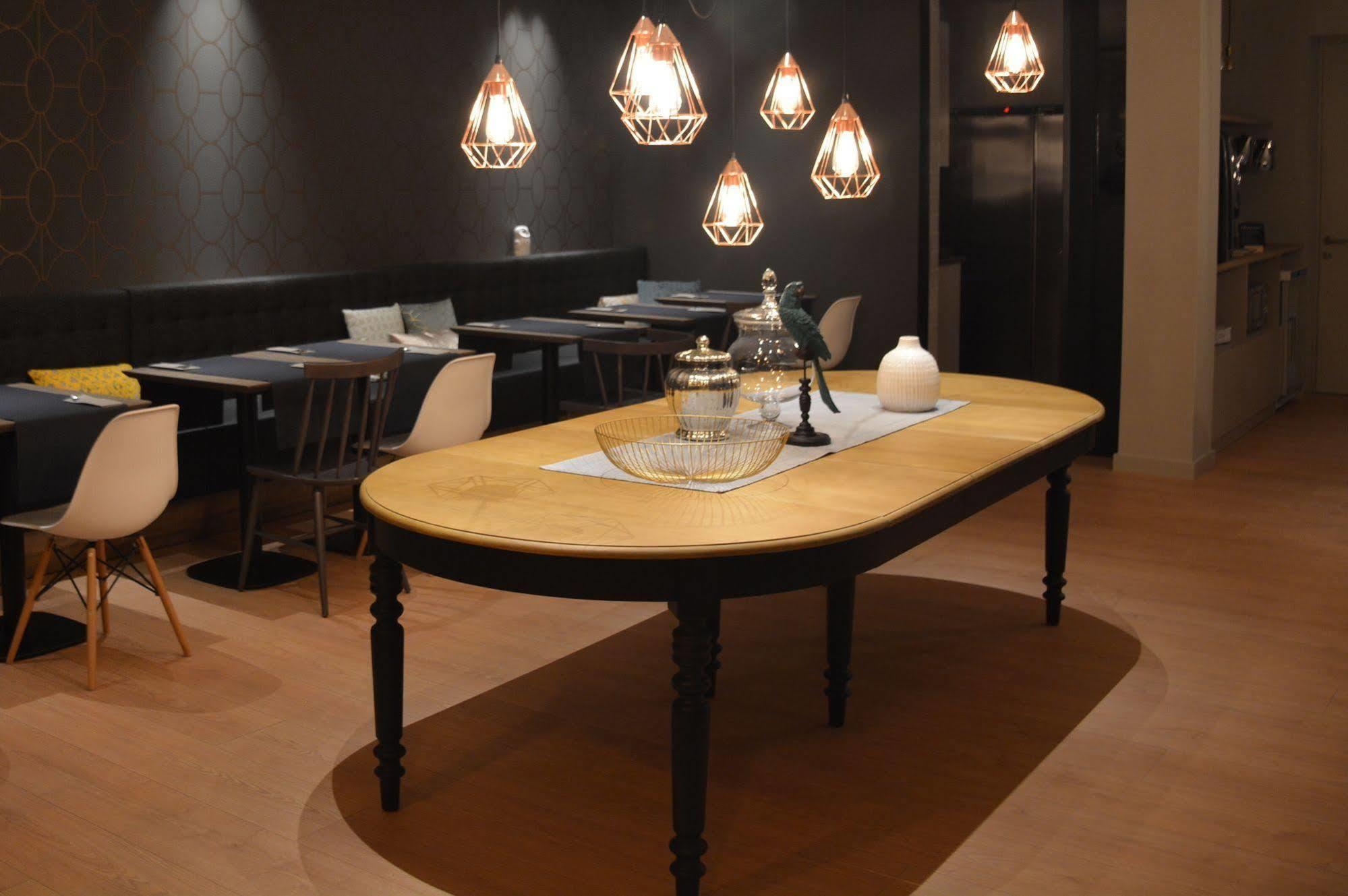 Up Rooms Vic Hotel מראה חיצוני תמונה
